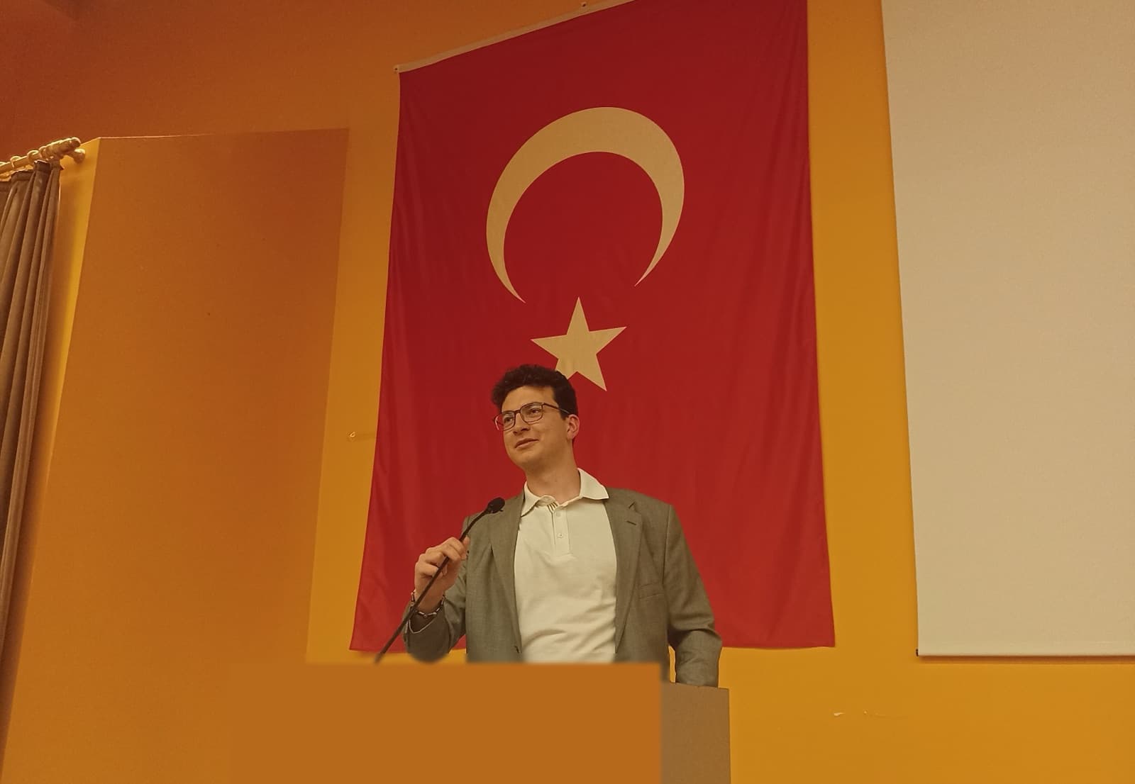 Mustafa Melih Önal bir eğitim sempozyumunda konuşma yaparken